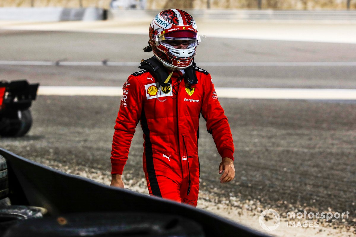 Charles Leclerc, Ferrari, si allontana dalla sua auto dopo il ritiro