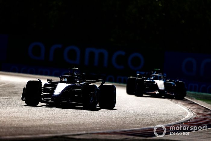 Carlos Sainz, Ferrari F1-75, Mick Schumacher, Haas VF-22