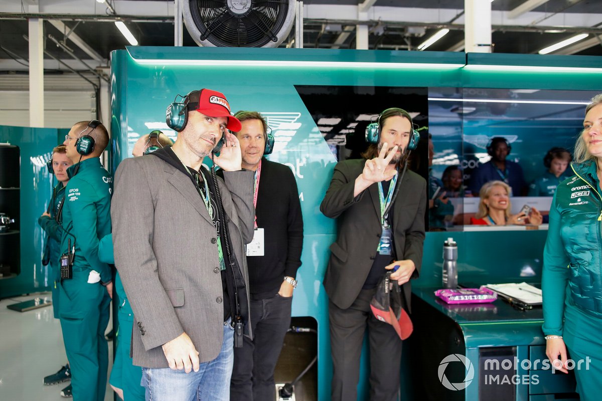 El actor Keanu Reeves en el garaje de Aston Martin