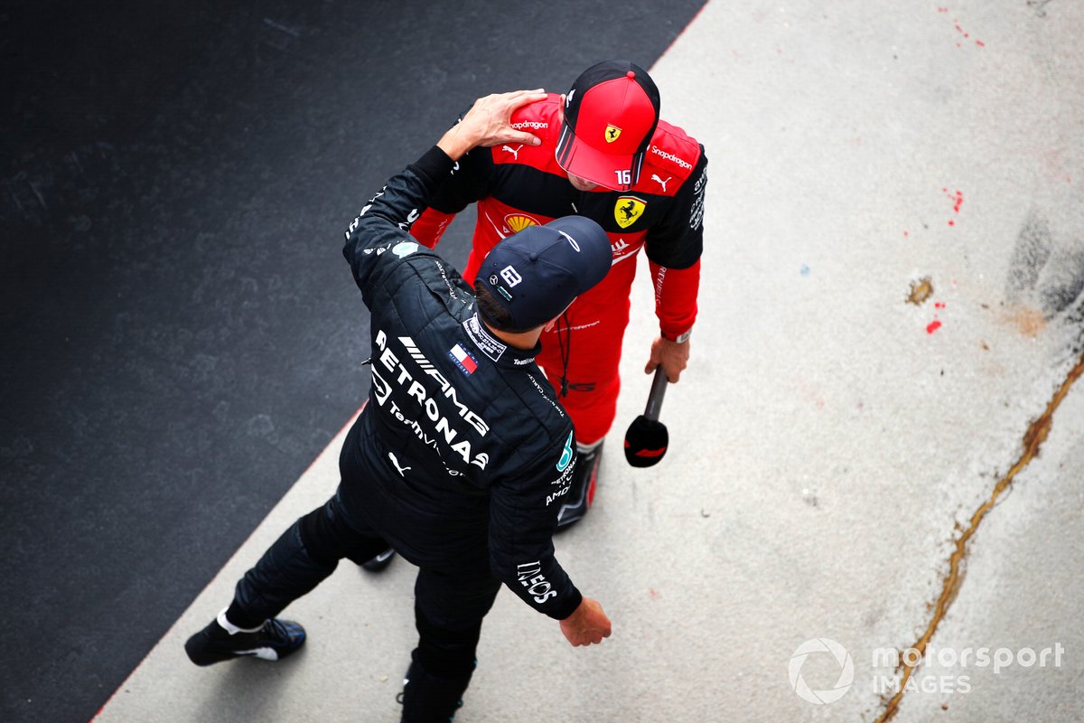 L'uomo della pole George Russell, Mercedes-AMG, e Charles Leclerc, Ferrari
