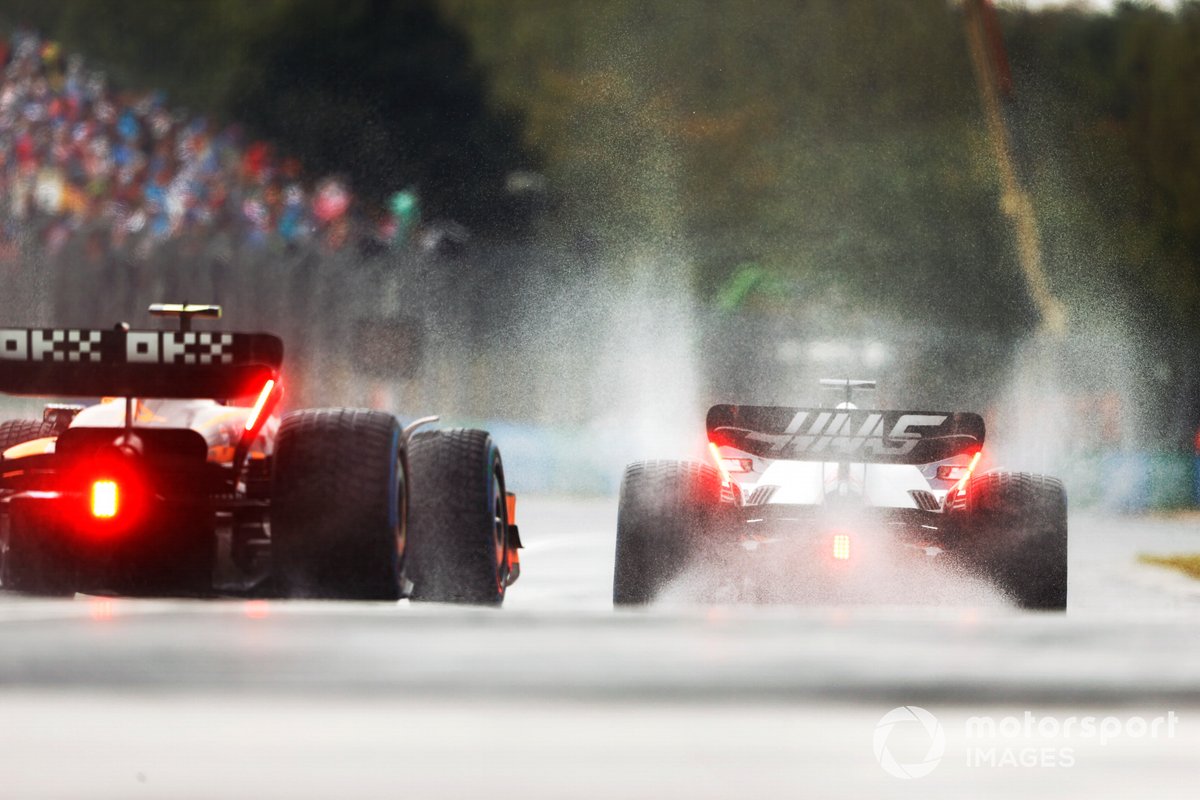 Kevin Magnussen, Haas VF-22, Lando Norris, McLaren MCL36