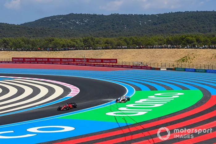 Charles Leclerc, Ferrari F1-75, pasa a Mick Schumacher, Haas VF-22