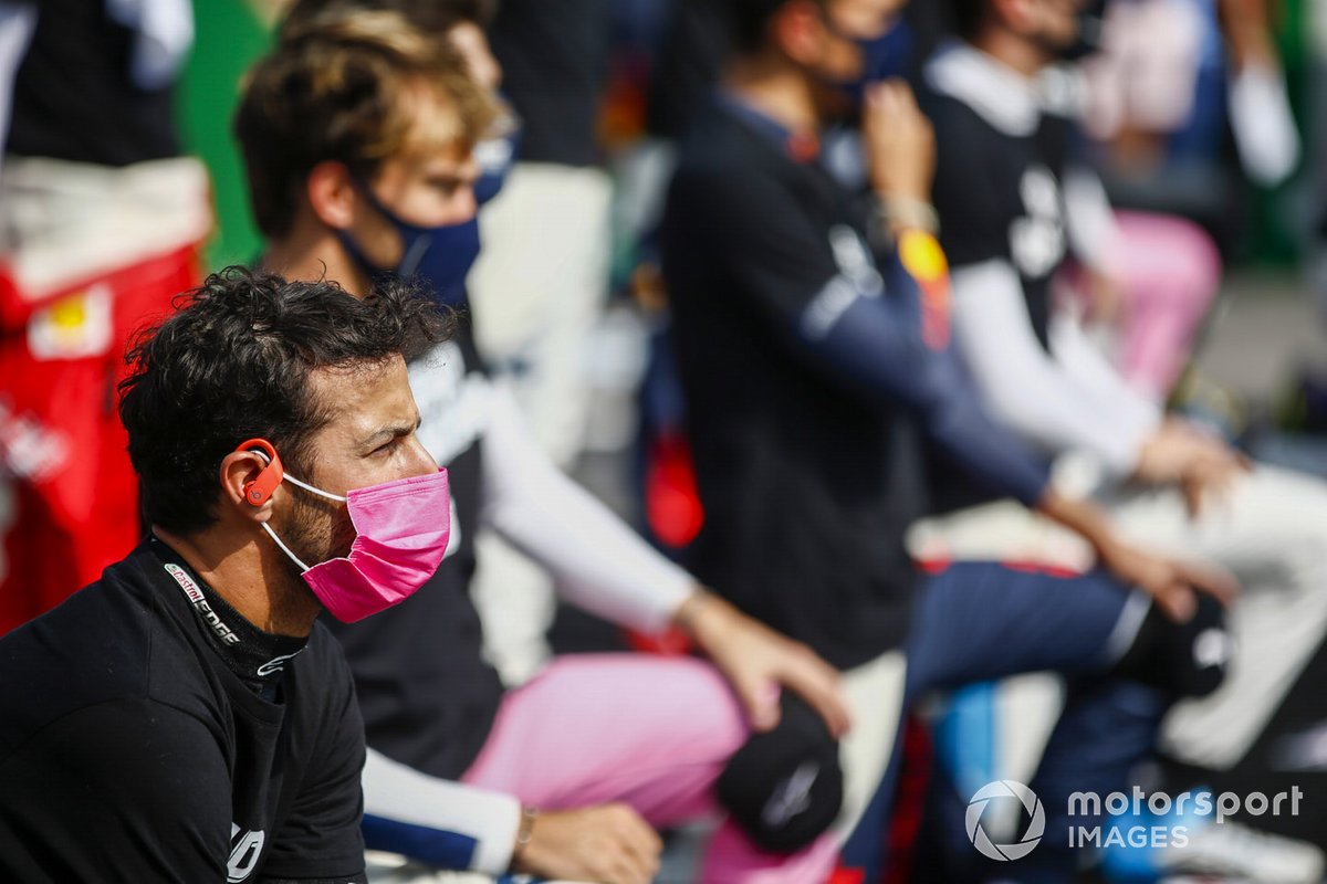 Daniel Ricciardo, Renault F1, se arrodilla en apoyo de la campaña "End Racism".