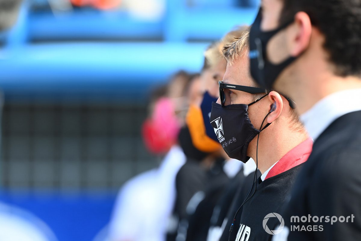 Kimi Raikkkonen, Alfa Romeo, con gli altri piloti in griglia prima della partenza