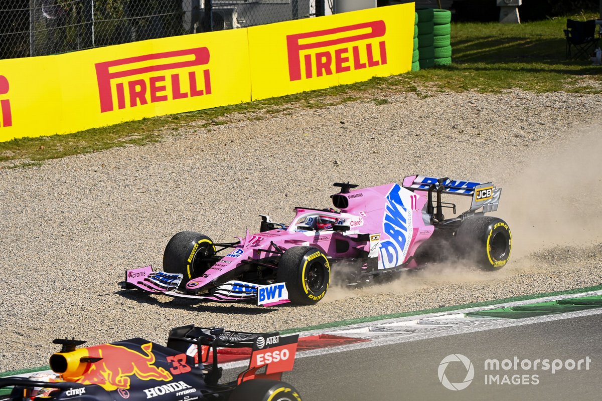 Sergio Pérez, Racing Point RP20, en la grava y Max Verstappen, Red Bull Racing RB16