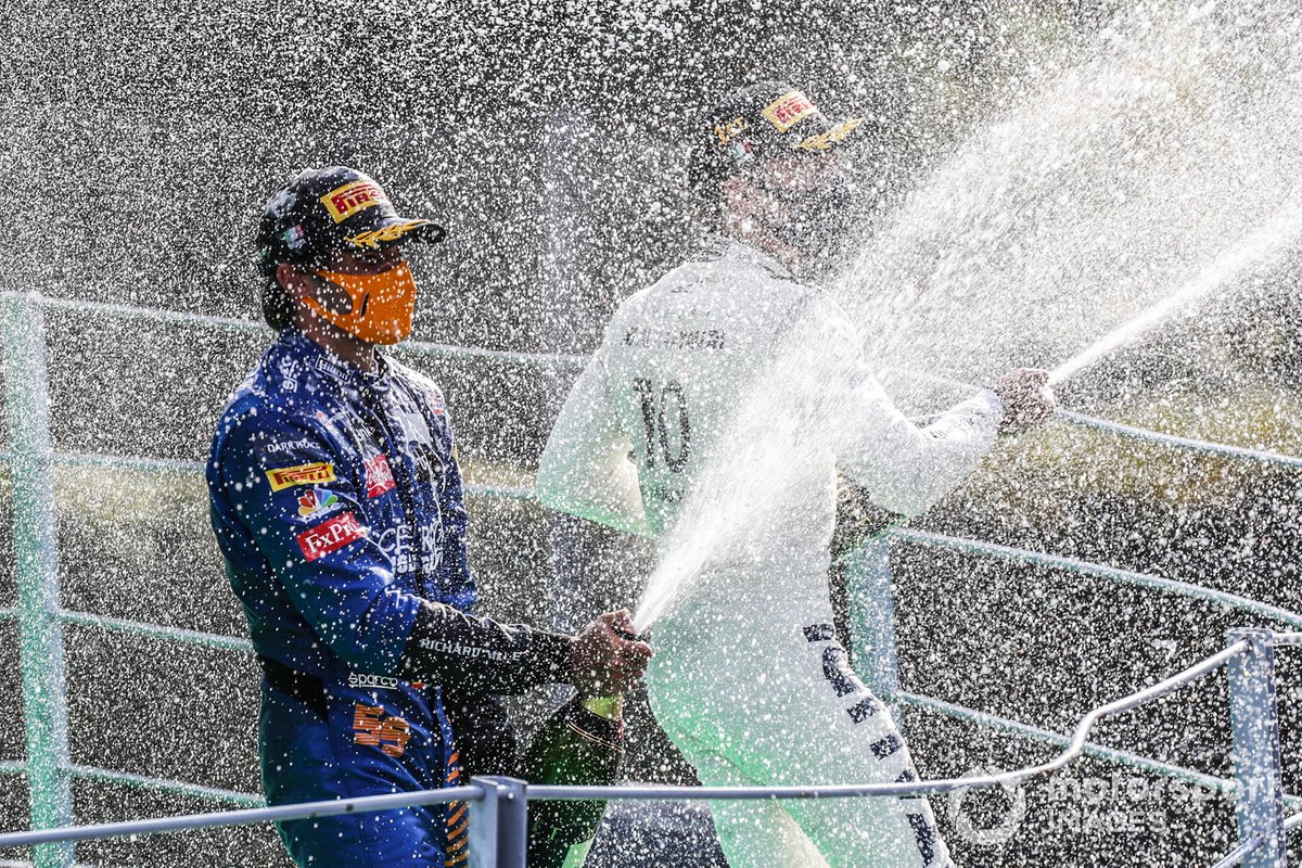 Podio: segundo lugar Carlos Sainz Jr., McLaren, ganador Pierre Gasly, AlphaTauri