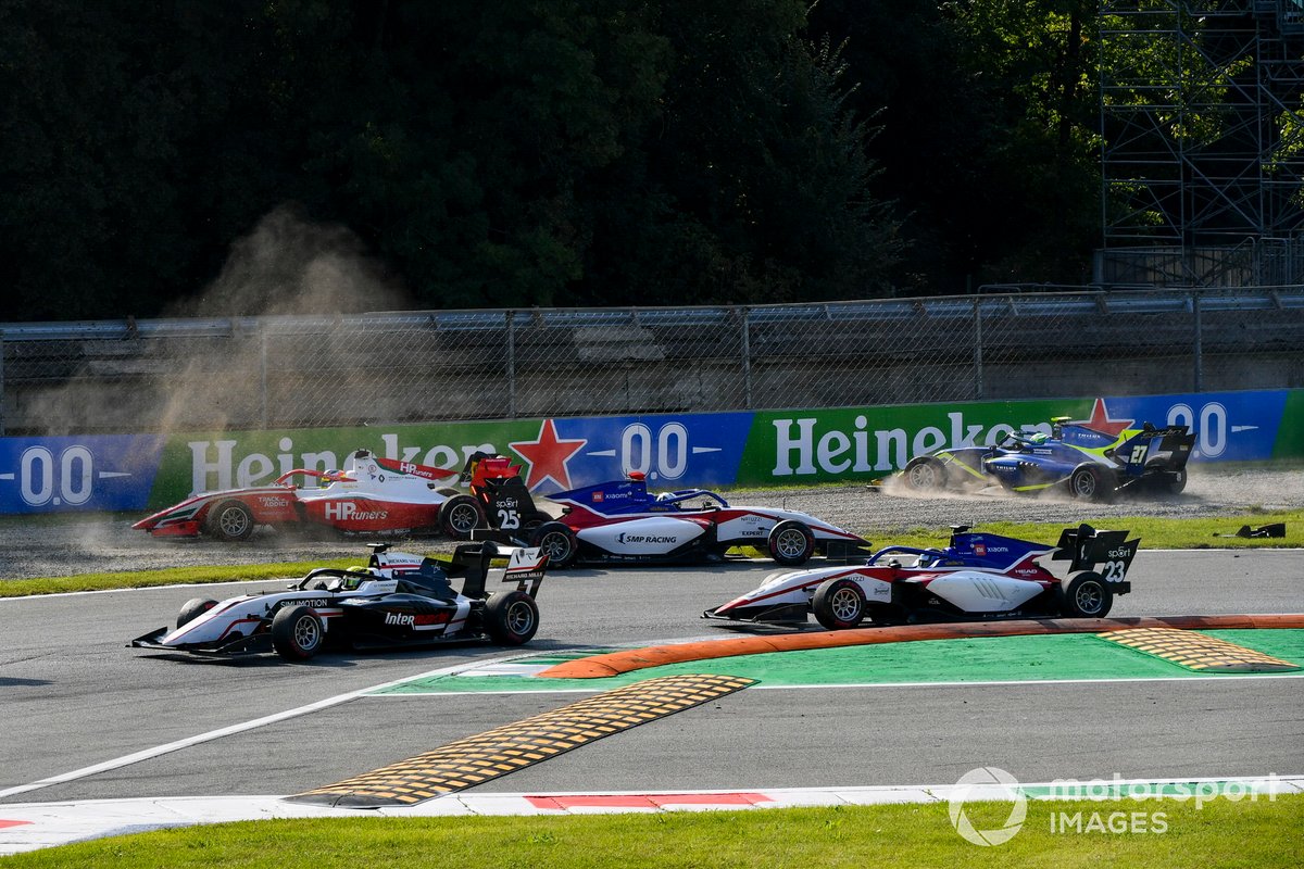 Accidente al inicio de la carrera