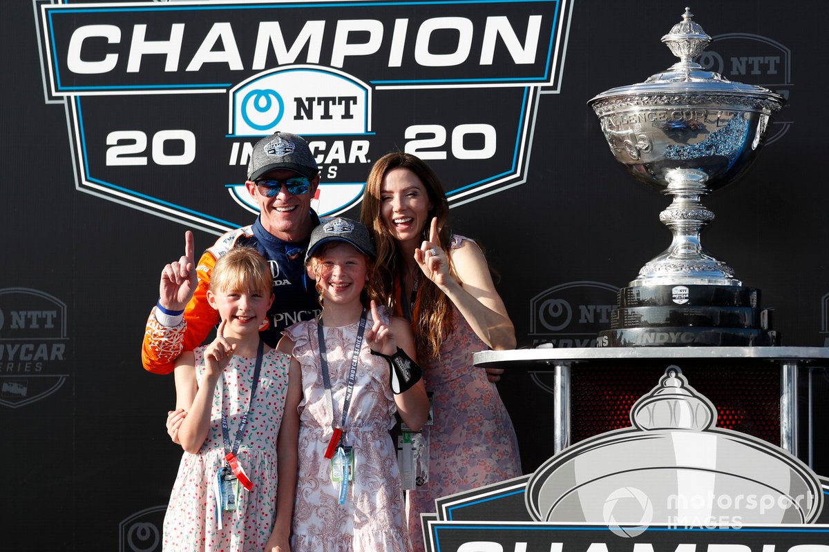 El campeón Scott Dixon, Chip Ganassi Racing Honda con su esposa Emma y sus hijas