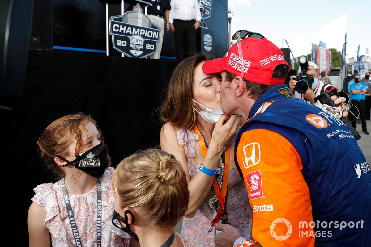 El campeón Scott Dixon, Chip Ganassi Racing Honda recibe un beso de su esposa Emma