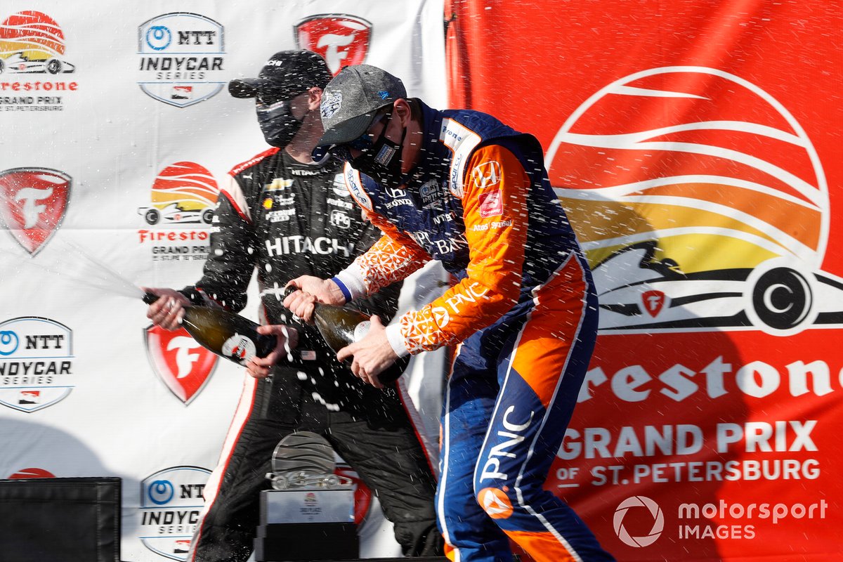 Podio: Ganador de la carrera Josef Newgarden, Team Penske Chevrolet, y tercer lugar Scott Dixon, Chip Ganassi Racing Honda