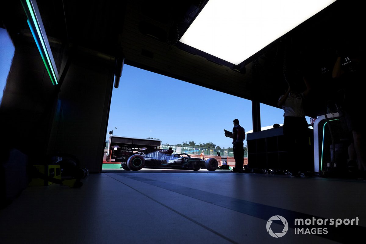 Valtteri Bottas, Mercedes F1 W11, arriva fuori dal garage