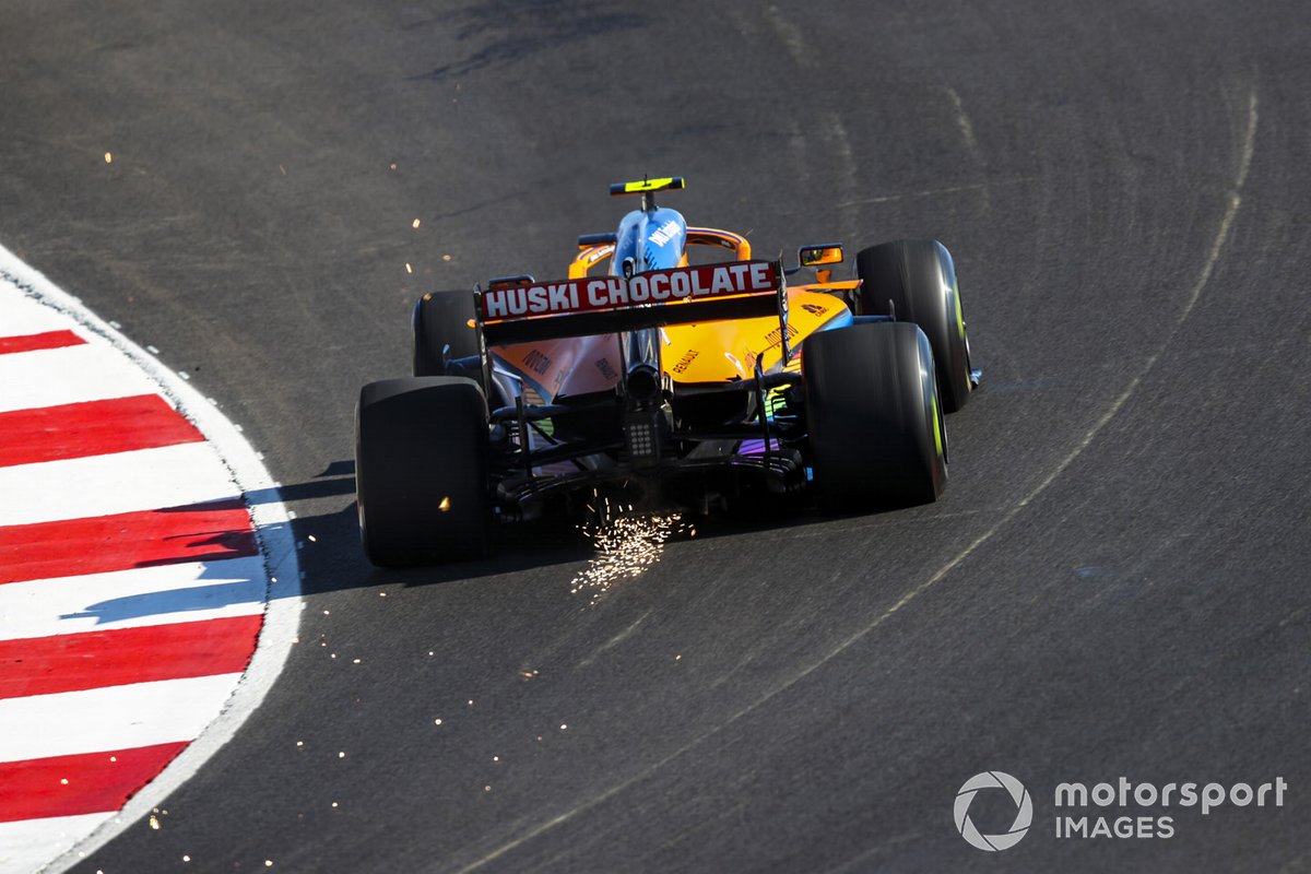 Volano scintille dall'auto di Lando Norris, McLaren MCL35