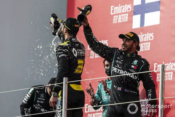 Daniel Ricciardo, Renault F1, y Lewis Hamilton, Mercedes-AMG F1 haciendo un 'shoey'