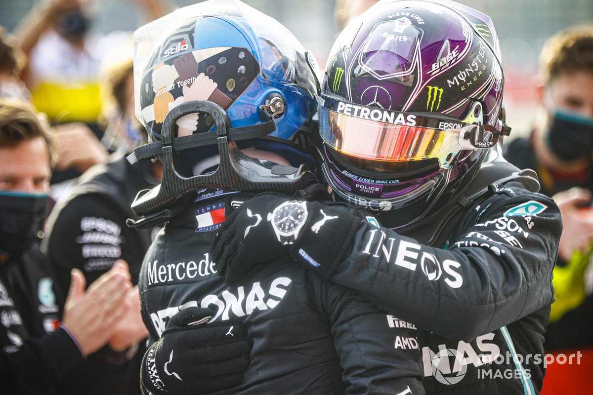 Valtteri Bottas, Mercedes-AMG F1 e il vincitore della gara Lewis Hamilton, Mercedes-AMG F1 festeggiano al Parc Ferme