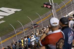 William Byron, Hendrick Motorsports, Chevrolet Camaro approaching the finish line