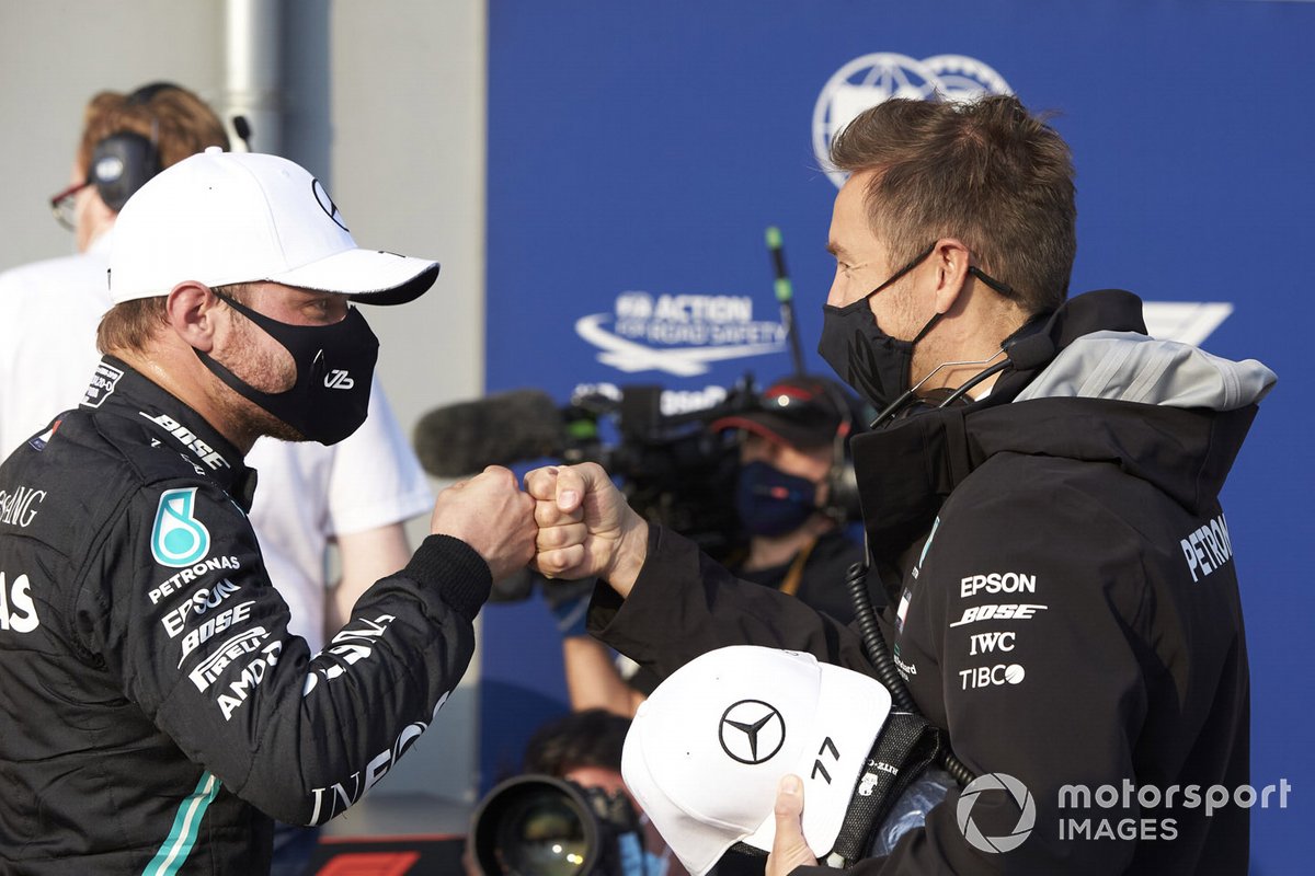 Valtteri Bottas, Mercedes-AMG F1, festeggia con il compagno di squadra