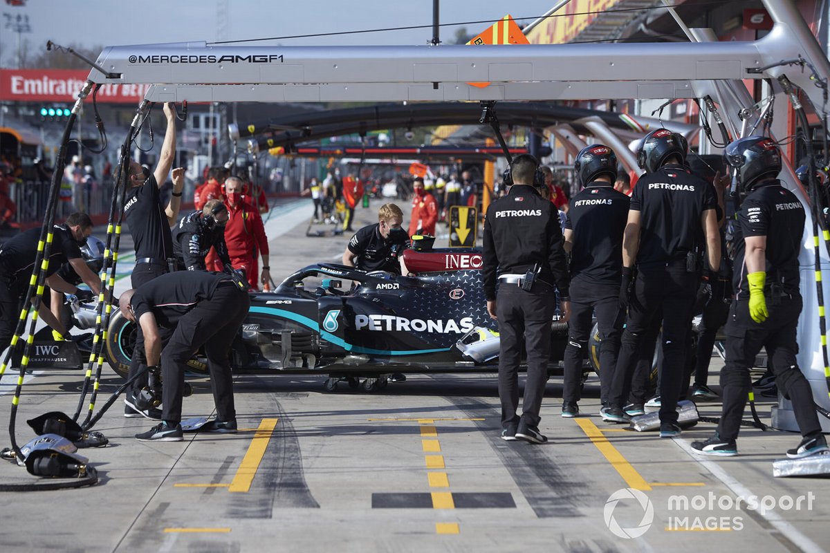 Valtteri Bottas, Mercedes F1 W11, torna nel garage