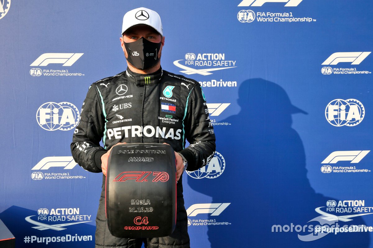 Valtteri Bottas, con il premio Pirelli Pole Position ad Imola
