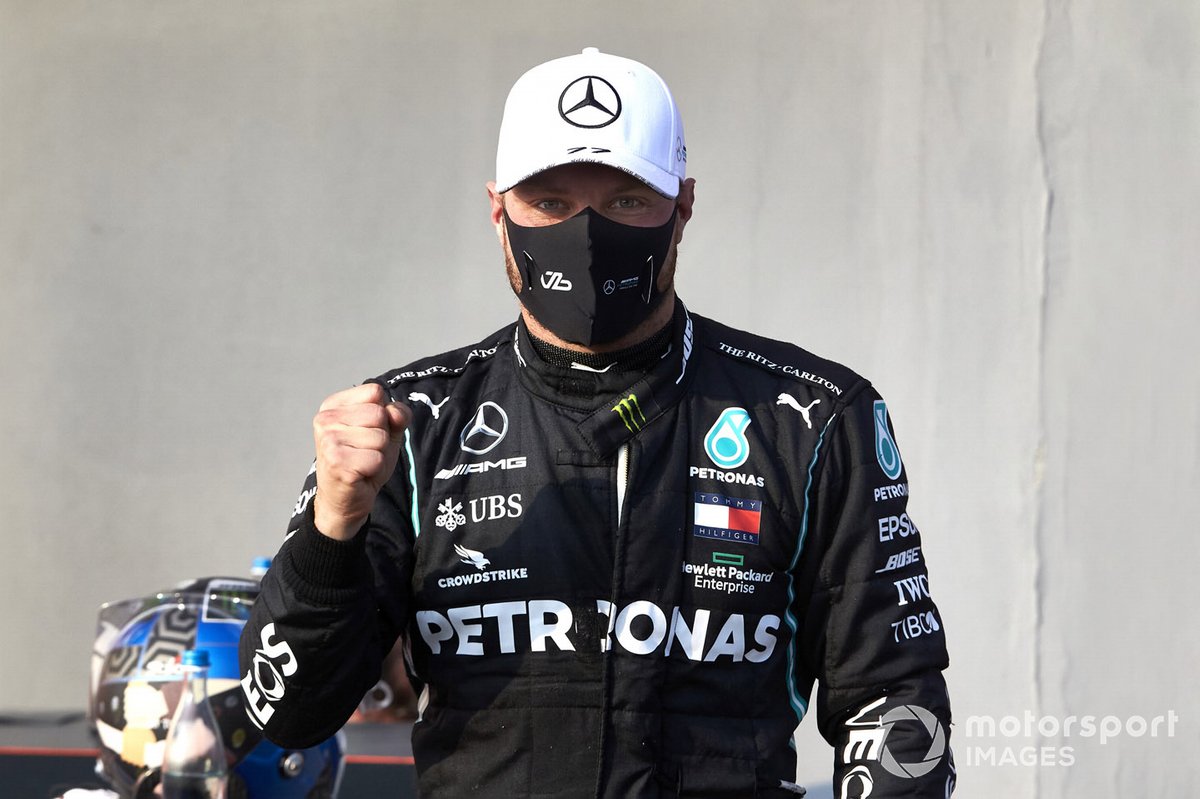 Il Pole man Valtteri Bottas, Mercedes-AMG F1, festeggia nel parco chiuso