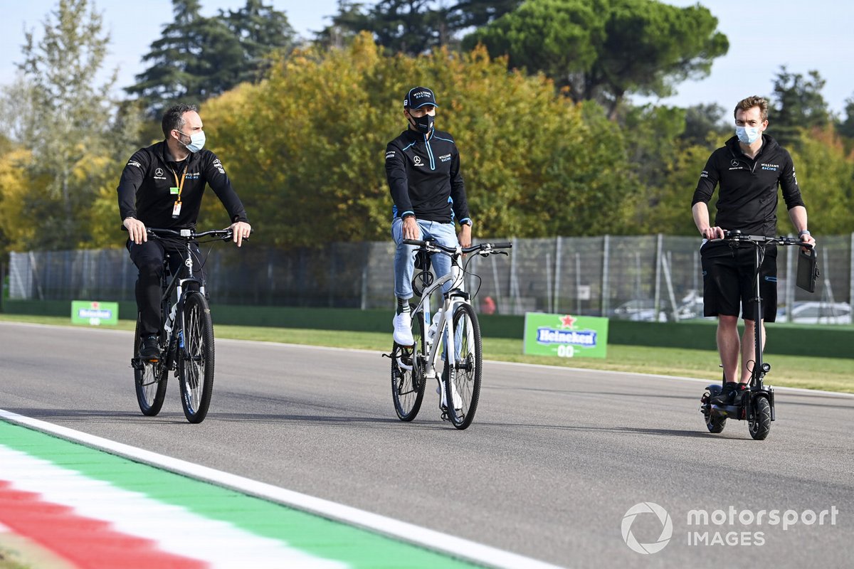George Russell, Williams Racing, percorre la pista con i compagni di squadra