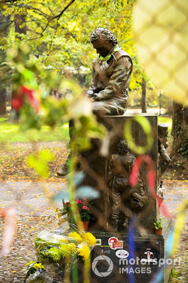 A trubute statue to Ayrton Senna