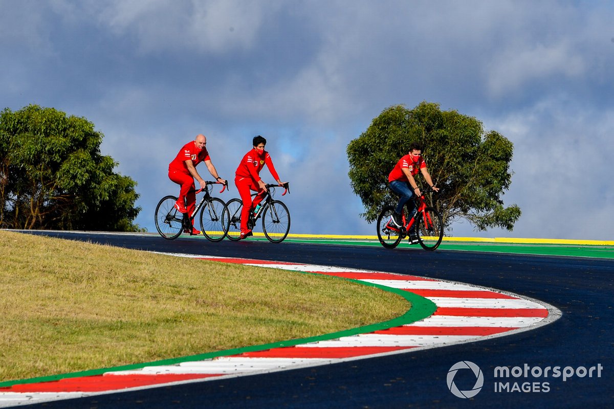 Charles Leclerc, Ferrari, fait son tour de piste à vélo