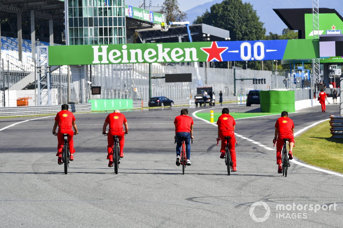 Шарль Леклер, Ferrari, поездка по трассе на велосипеде