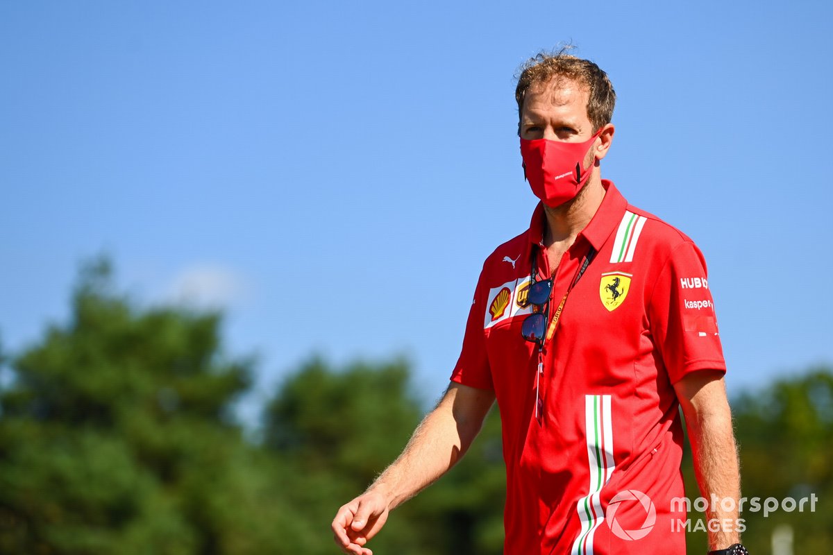 Sebastian Vettel, Ferrari, cammina in pista