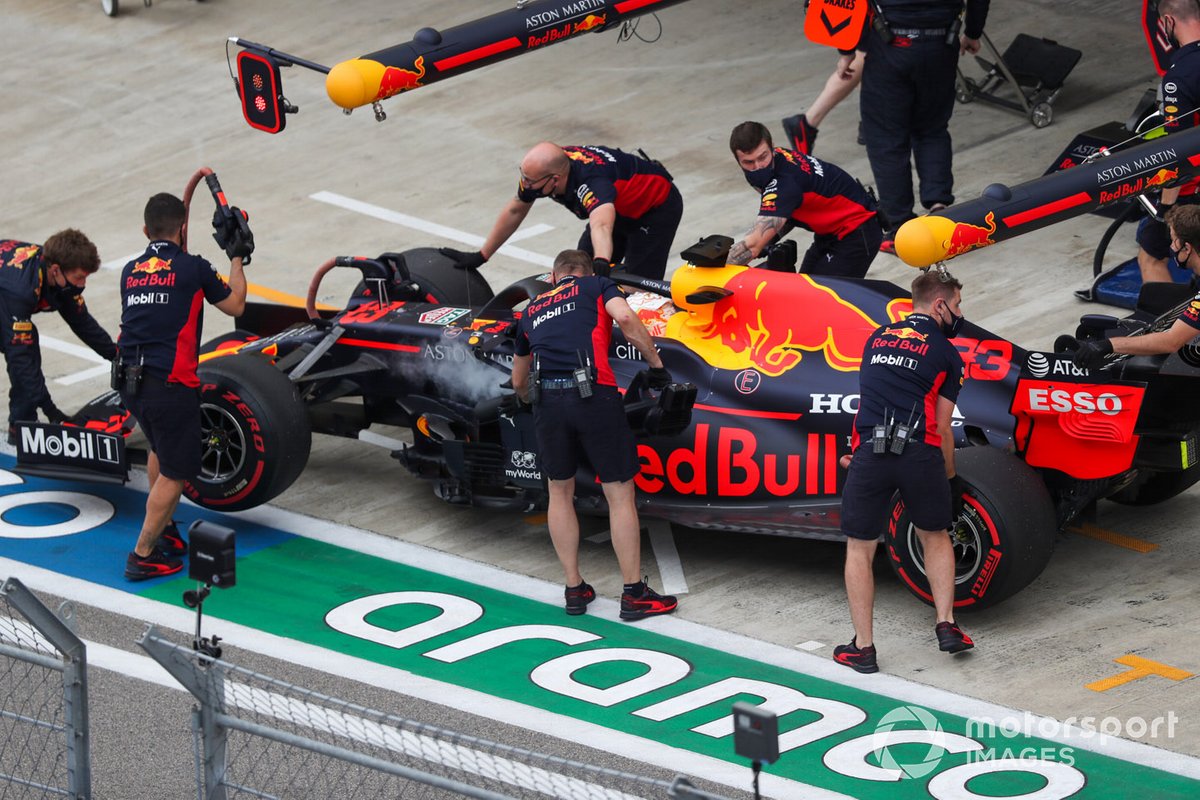 Max Verstappen, Red Bull Racing RB16, torna nel garage