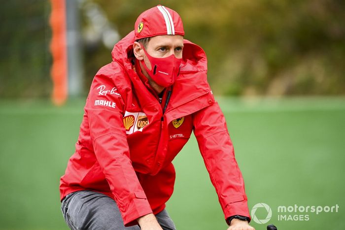 Sebastian Vettel, Ferrari en una bici