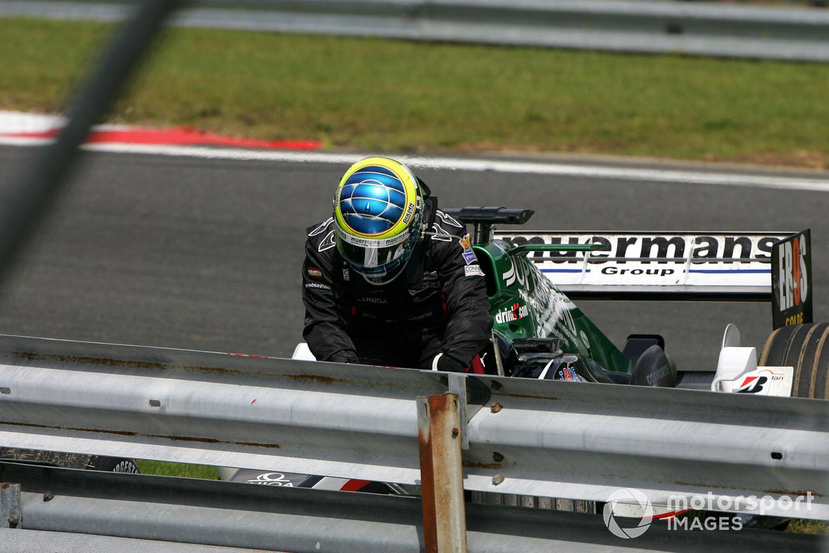 Zsolt Baumgartner, Minardi PS04B se vio envuelto en el accidente de la primera vuelta en Eau Rouge