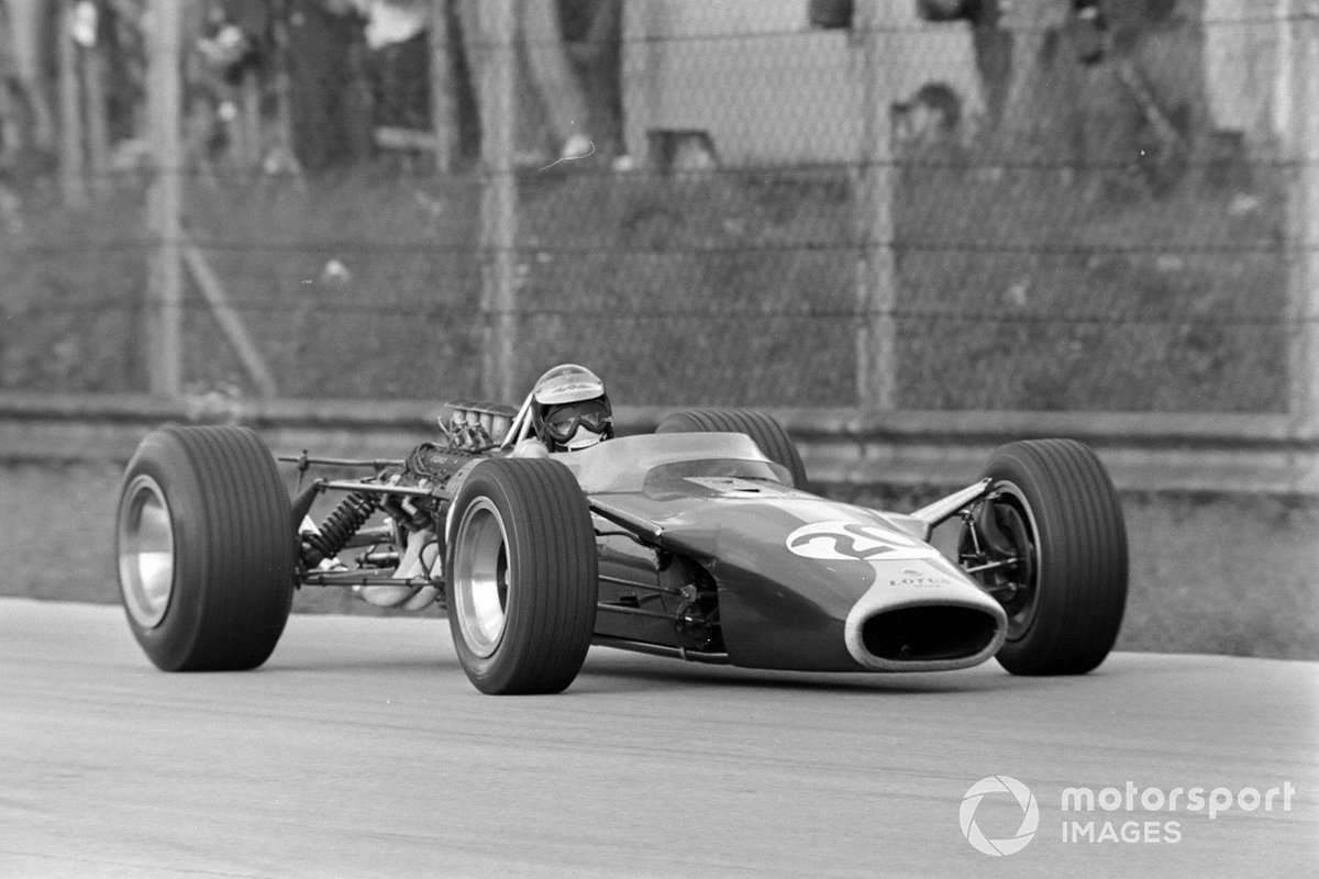 Но тут из боксов выехал Кларк (на его Lotus ставили новую коробку передач) – и разом сбросил еще почти секунду. С фаворитом Гран При вопрос, похоже, был решен