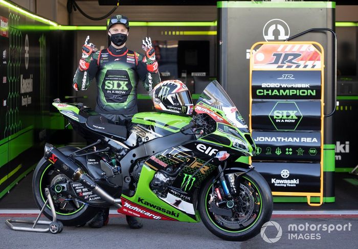 Jonathan Rea, del equipo Kawasaki Racing Team celebra su sexto Campeonato Mundial