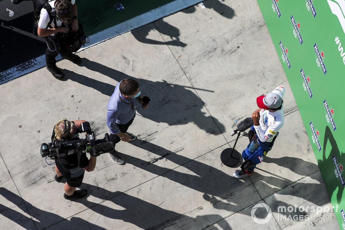 Tercer puesto Carlos Sainz Jr., McLaren MCL35 en Parc Ferme