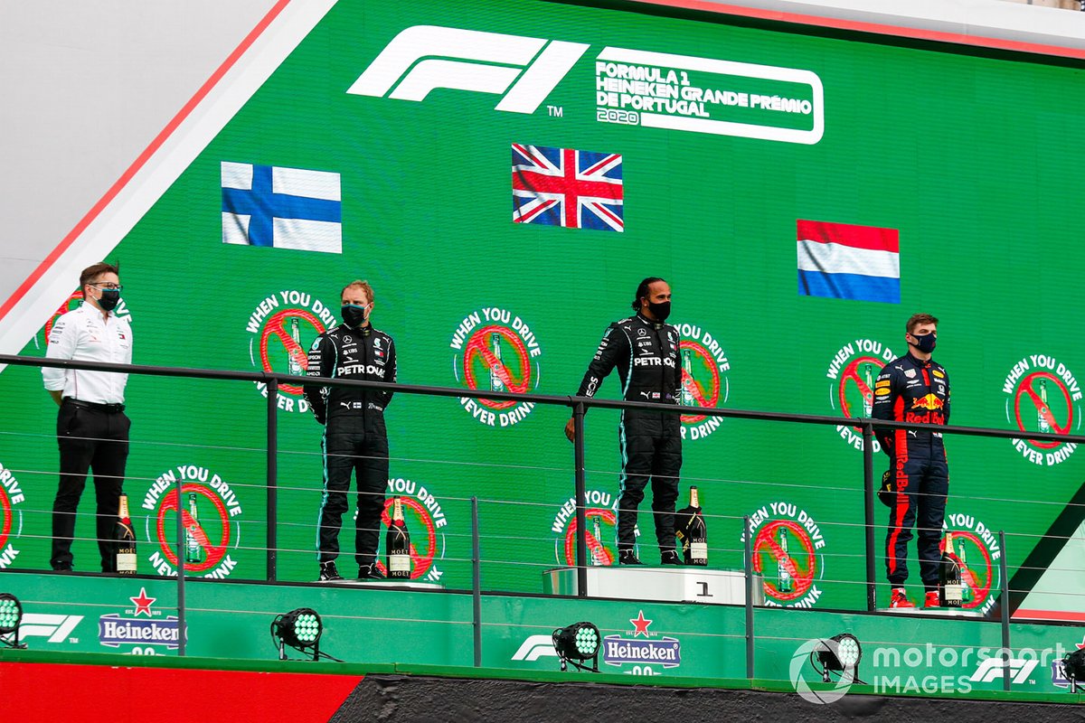 Peter Bonnington, ingegnere di gara, Mercedes AMG, Valtteri Bottas, Mercedes-AMG F1, 2°posto, Lewis Hamilton, Mercedes-AMG F1, 1°posto, e Max Verstappen, Red Bull Racing, 3°posto, sul podio