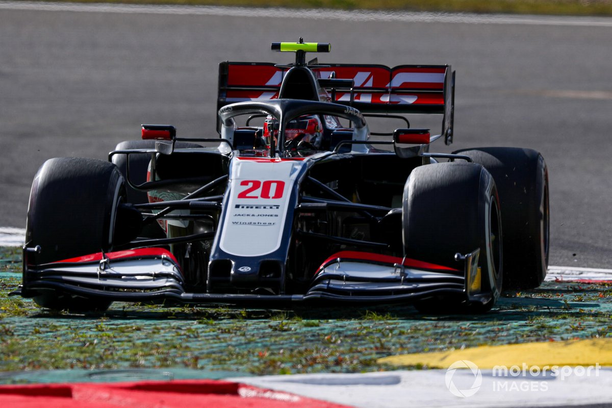 Kevin Magnussen, Haas VF-20, taglia una curva
