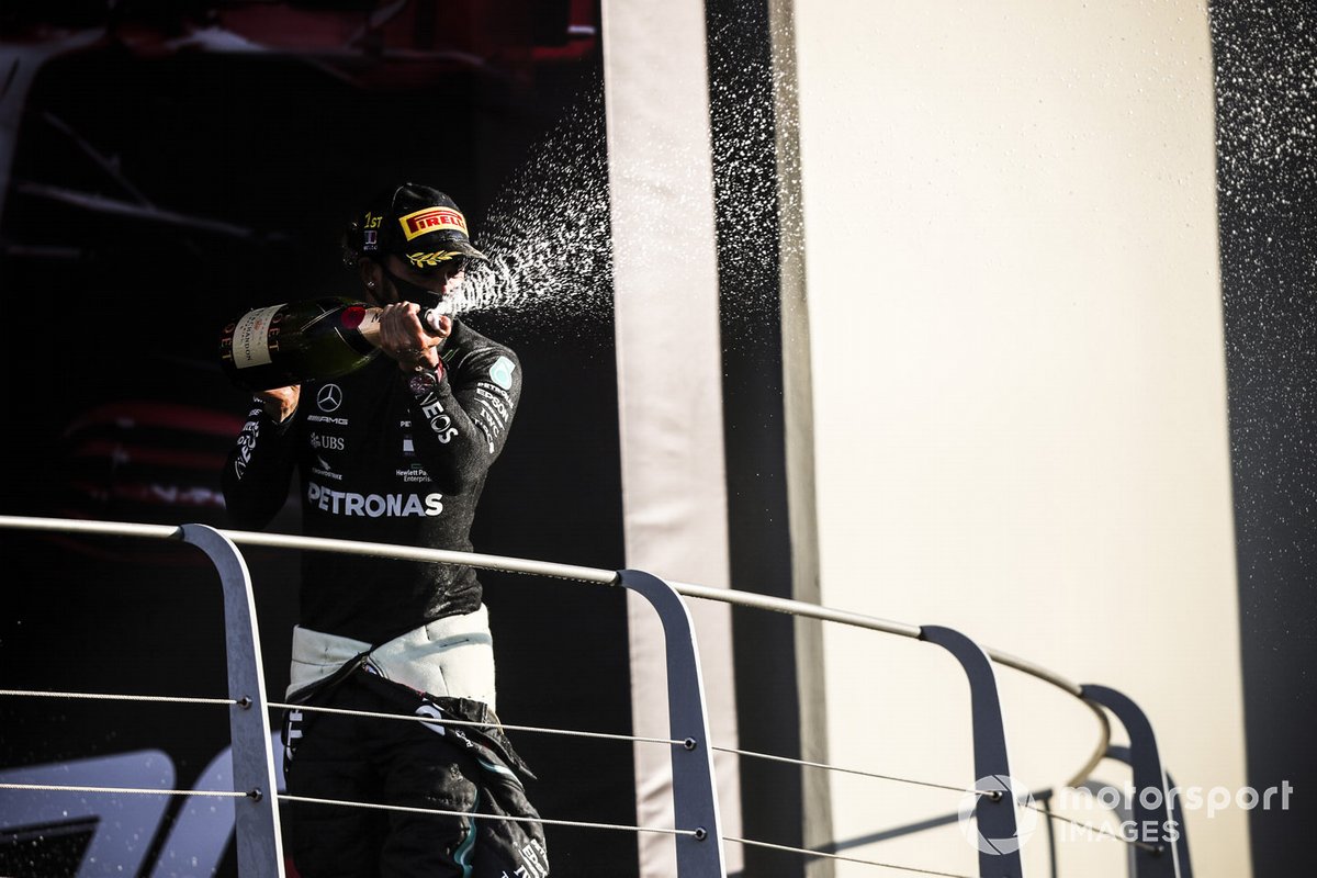Lewis Hamilton, Mercedes-AMG F1, primo classificato, spruzza Champagne dal podio