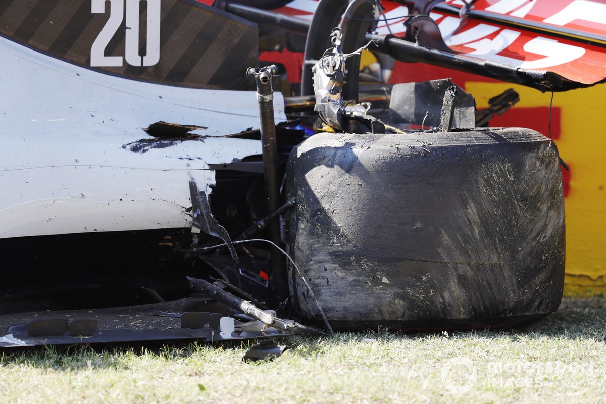 El monoplaza dañado de Kevin Magnussen, Haas VF-20