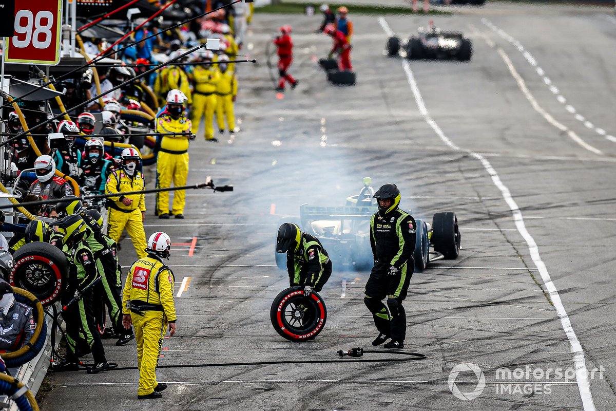 Charlie Kimball, A.J. Foyt Enterprises Chevrolet pit stop