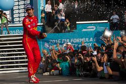 Lucas di Grassi, ABT Schaeffler Audi Sport celebra con champaña