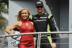 Charlie Kimball, Chip Ganassi Racing Chevrolet, met een Tampa Bay Buccaneers cheerleader