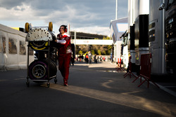 Mecánico de Ferrari con los neumáticos Pirelli en el paddock
