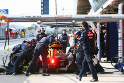 Daniil Kvyat, Red Bull Racing RB12 practices a pit stop