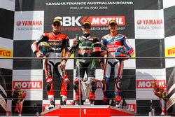 Le podium de la course 1 : le deuxième Chaz Davies, Aruba.it Racing - Ducati Team, le vainqueur Jonathan Rea, Kawasaki Racing Team, et le troisième MIchael Van der Mark, Honda WSBK Team