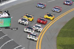 Старт: Ник Тэнди, Патрик Пиле и Кевин Эстре, #911 Porsche Team North America Porsche 911 RSR и Микаэ
