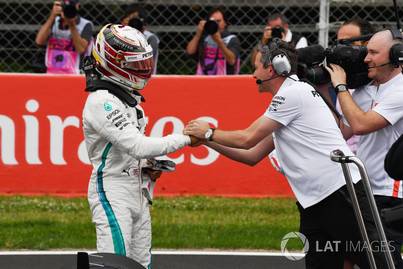 Ganador de la pole Lewis Hamilton, Mercedes-AMG F1 celebra en parc ferme