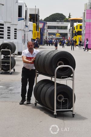 Des mécaniciens Sauber avec des pneus Pirelli