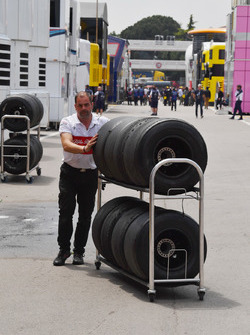 Mecánico Sauber y neumáticos Pirelli