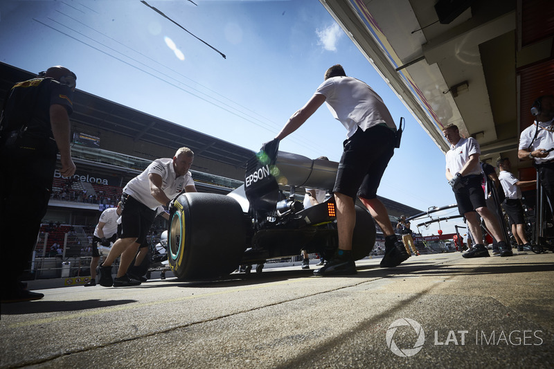 Valtteri Bottas, Mercedes AMG F1 W09, is returned to the garage