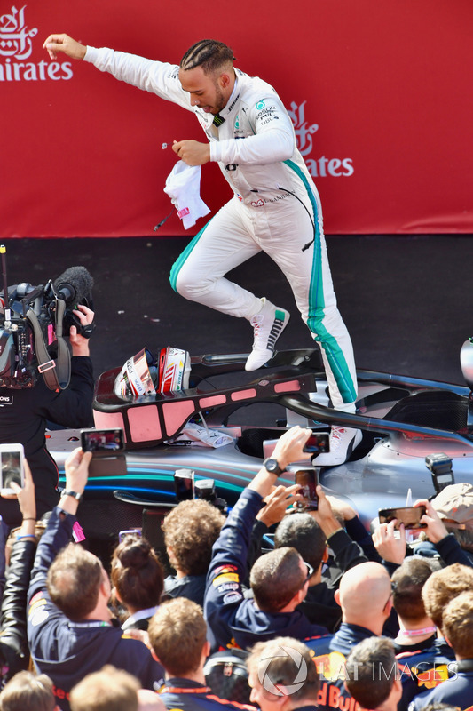 Hamilton tarolt a Mercedesszel Barcelonában - F1 2018